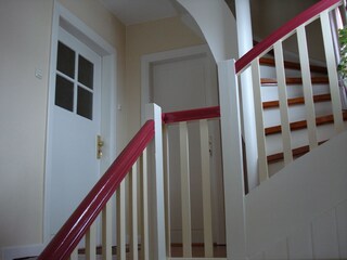 Eingang zur Wohnung über ein gepflegtes Treppenhaus
