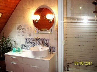 Bad mit Dusche und WC