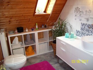 Bad mit Dusche und WC
