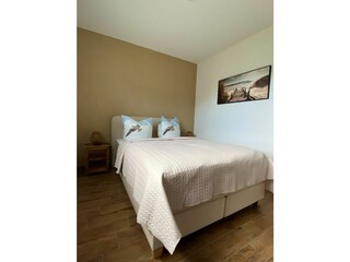 Schlafzimmer im Erdgeschoss (140x200)