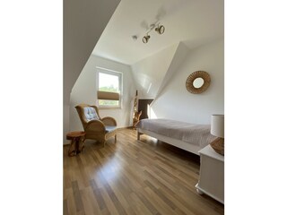 Giebelzimmer mit Einzelbett (90x200)