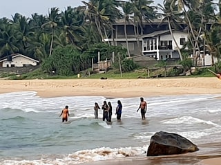 Badegruppe vor unserer Villa Kandu