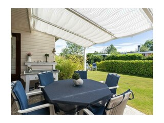 Die Veranda mit Gartenmöbel