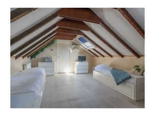 Schlafzimmer 3 mit Einzelbetten und Kommode