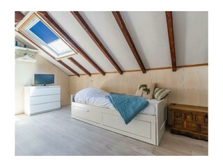 Schlafzimmer 3 mit Einzelbetten und Kommode