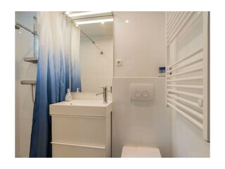 Badezimmer mit Dusche, Waschbecken und WC