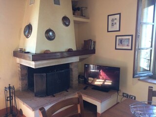 WOHN-ESSZIMMER MIT KAMIN , SATELLITE TV