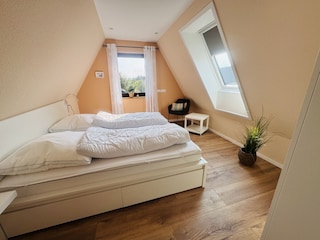 Schlafzimmer 1 mit Doppelbett 180 x 200 und Klimaanlage