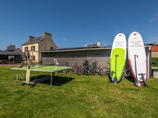 le jardin avec quelque vélos les paddles