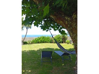 Liegewiese mit Hängematte und Blick auf den Atlantik
