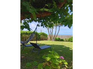 Liegewiese mit Hängematte und Blick auf den Atlantik