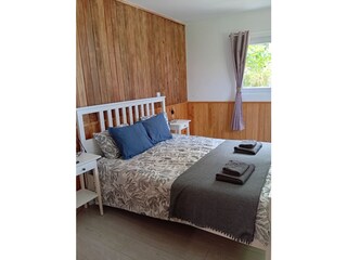 Schlafzimmer mit Blick in den Garten