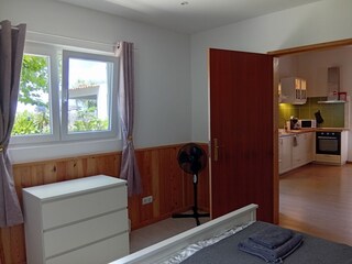 Schlafzimmer mit Blick in den Garten