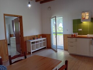 Blick vom Essbereich zum Schlafzimmer und zur Gartentür