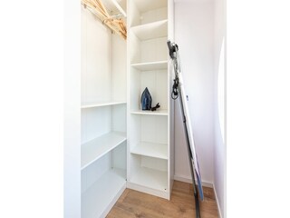 arderobe im Schlafzimmer 1 mit Bügelbrett & Bügeleisen