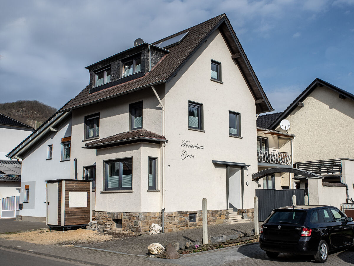 Ferienwohnung im EG + DG mit Parkplatz