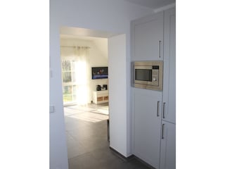 Kühlschrank und Mikrowelle im Hochschrank