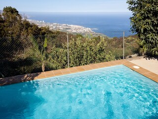 der Pool mit Meerblick