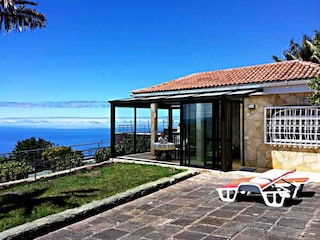 Relaxen im Sonnenschein mit dem Blick auf das Meer