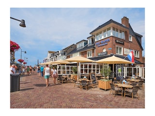 Das lebendige Zentrum von Egmond aan Zee mit zahlreiche
