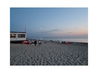 Am ruhigen Strand von Egmond-Binnen liegt der idyllisch