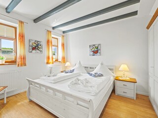 Helles, geräumiges Schlafzimmer mit TV