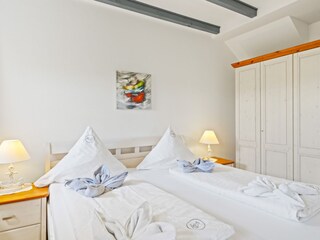 Helles, geräumiges Schlafzimmer mit TV