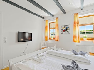 Helles, geräumiges Schlafzimmer mit TV