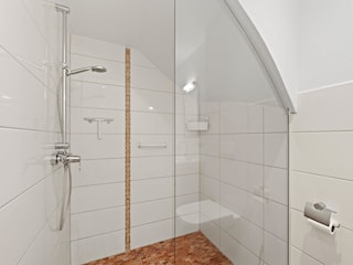 Modernes Tageslichtbad mit ebenerdiger Dusche