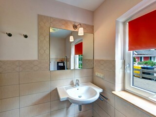 Bad mit Dusche und WC