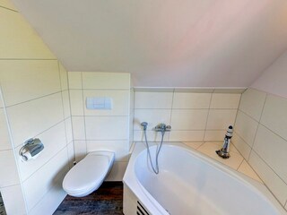 Bad mit Wanne, Dusche und WC