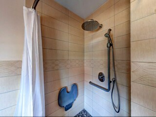 Bad mit Dusche und WC