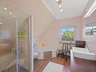 Bad mit Dusche, Badewanne und WC