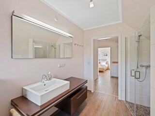 Bad mit Dusche, Badewanne und WC