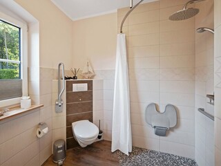 behindertengerechtes Bad mit Dusche und WC