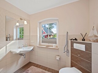 behindertengerechtes Bad mit Dusche und WC
