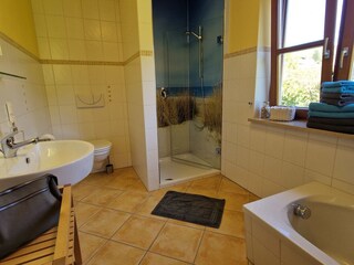 Bad mit Dusche und Badewanne