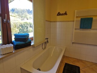 Bad mit Dusche und Badewanne