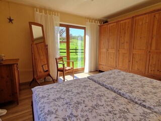 großer Kleiderschrank im Schlafzimmer