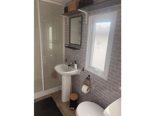 Badezimmer mit WC und Dusche