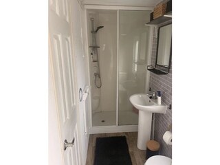 Badezimmer mit Verbindungstür zum Schlafzimmer