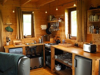 Küche mit Geschirrspüler, Toaster, Kühlschrank ...