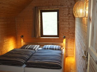...eine mit Doppelbett (und ggf. Babybett)...