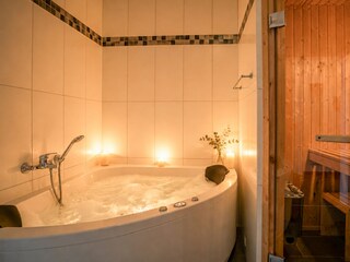 Bad mit Whirlpool und Sauna