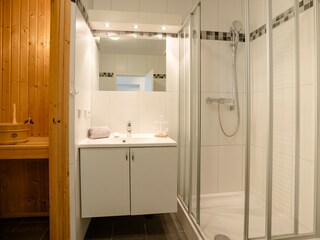 ...Dusche und eigener Sauna