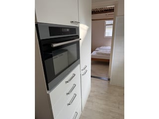Kuchen mit combi Mikrowelle Kühlschränk mit Gefrierfach