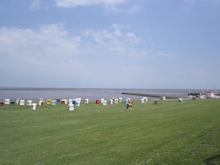 Blick vom Deich auf den Strand