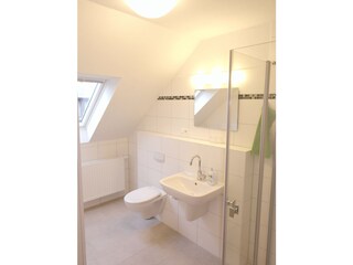 Bad mit Dusch und WC im Obergeschoß