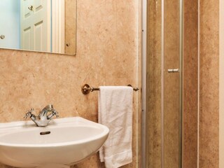 Apartment Bath Features 14