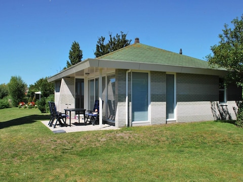 Vakantiehuis Elegante bungalow aan het water met steiger
